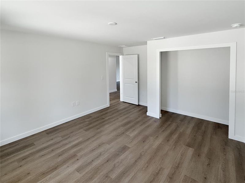 Spacious, unfurnished interior of a new home in , Port Charlotte (Image 10).