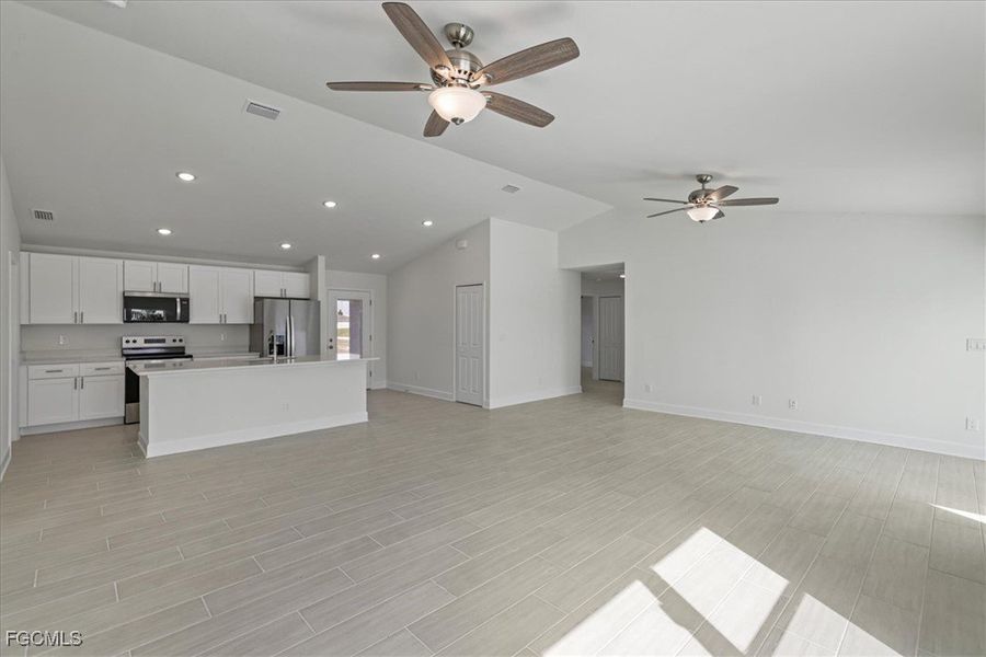 Spacious, unfurnished interior of a new home in Cape Coral, Cape Coral (Image 19).