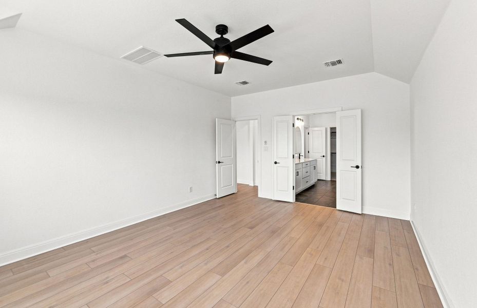 Spacious, unfurnished interior of a new home in Crescent Bluff, Georgetown (Image 33).