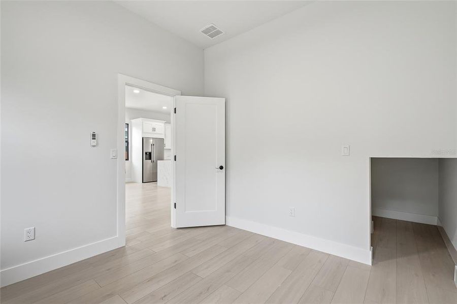 Spacious, unfurnished interior of a new home in , Tampa (Image 29).