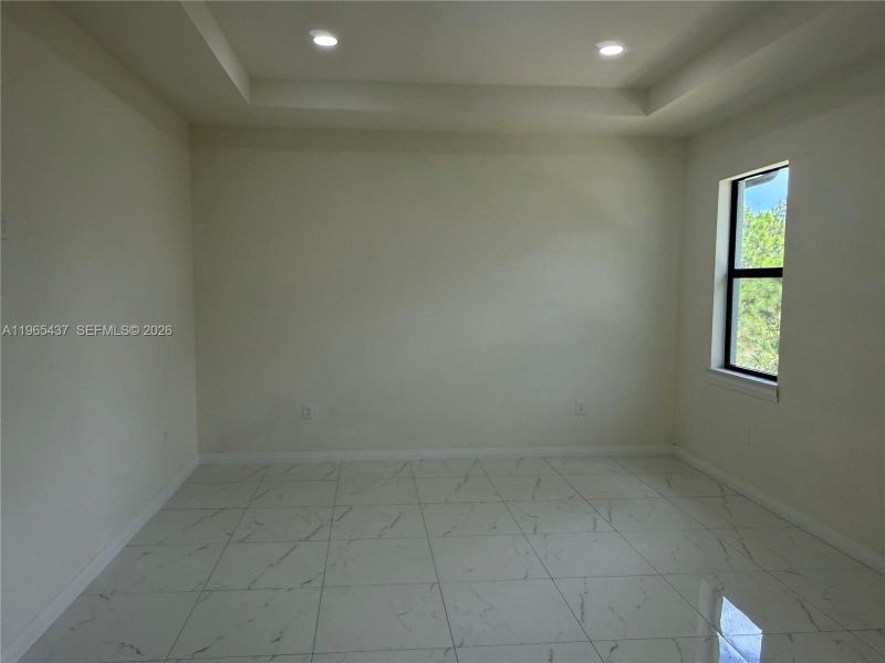 Spacious, unfurnished interior of a new home in , Lehigh Acres (Image 10).