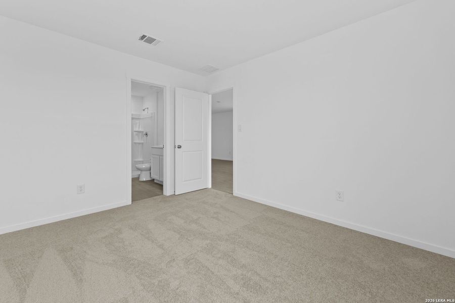 Spacious, unfurnished interior of a new home in Spring Grove, St. Hedwig (Image 11).