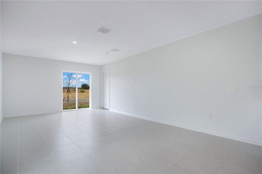 Spacious, unfurnished interior of a new home in Peace Creek Reserve, Winter Haven (Image 16).