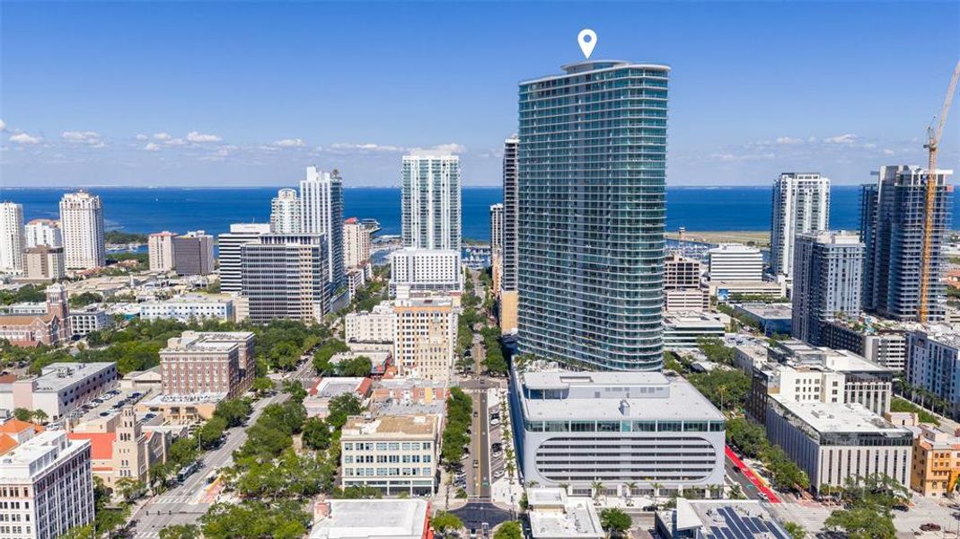 Condo located in St. Petersburg, FL showcasing its design and architecture (Image 34).