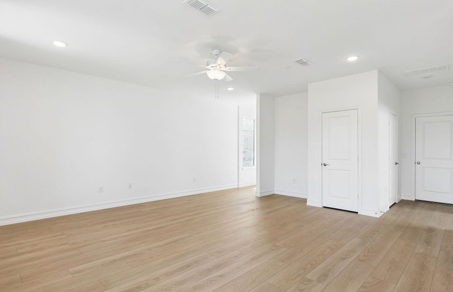 Spacious, unfurnished interior of a new home in Ribbonwood, Aubrey (Image 11).
