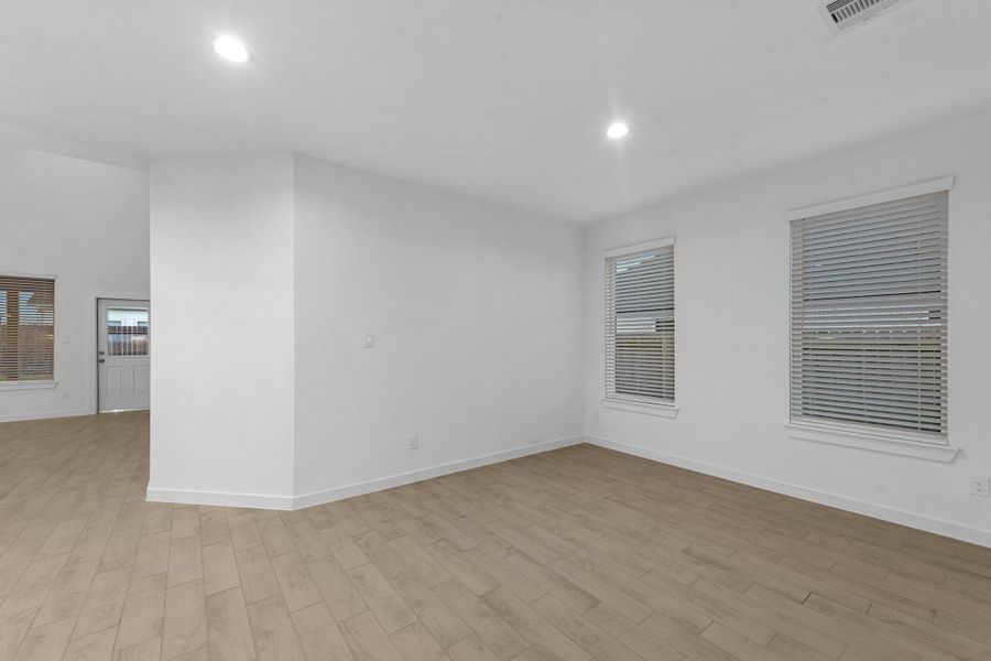 Spacious, unfurnished interior of a new home in Briarwood Crossing, Rosenberg (Image 19).
