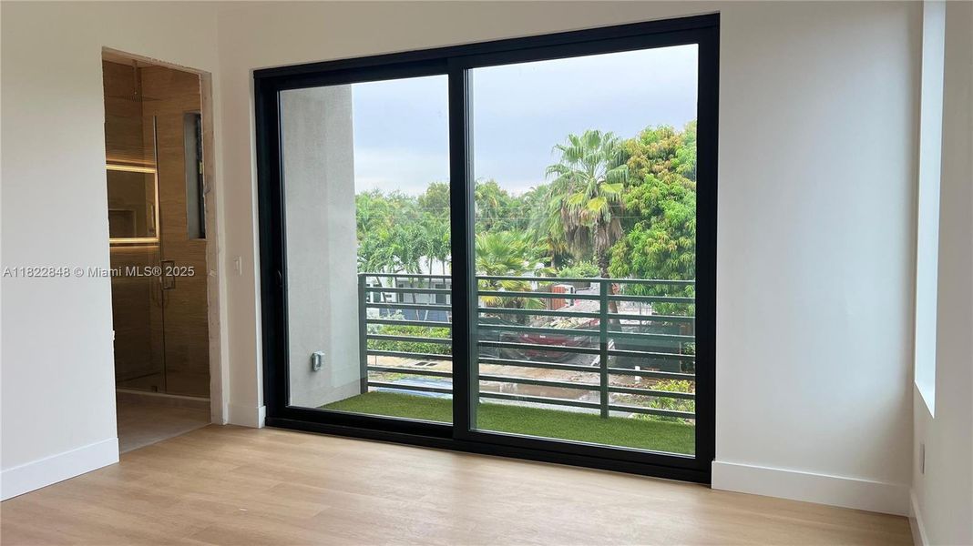 Spacious, unfurnished interior of a new home in , Fort Lauderdale (Image 23).