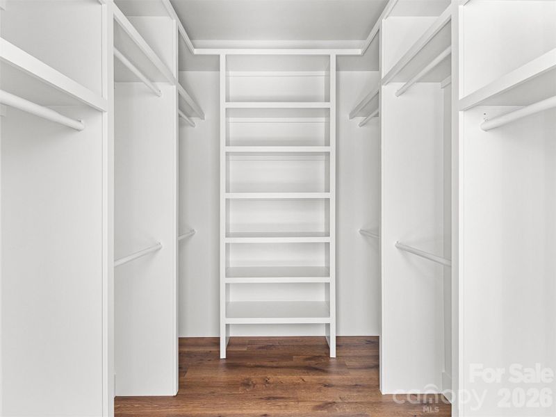 MASTER ROOM WALK-IN CLOSET