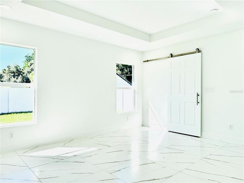 Spacious, unfurnished interior of a new home in , Tampa (Image 9).