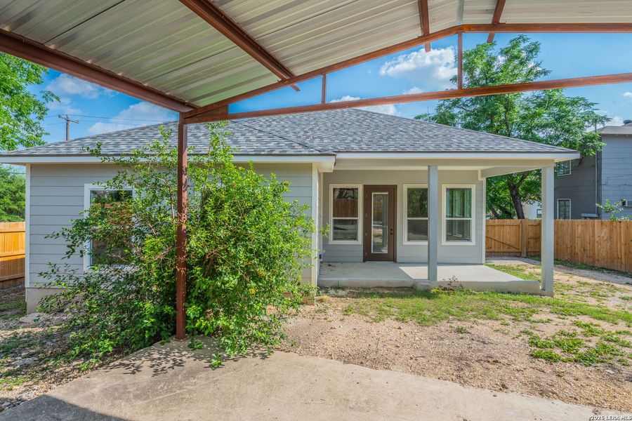 Exterior details and patio area of a home in , San Antonio (Image 17).