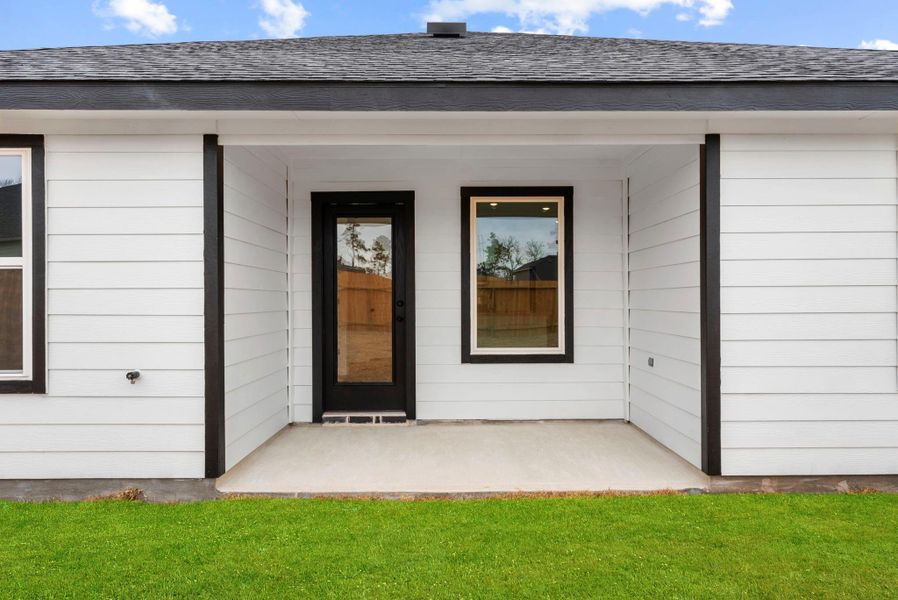 Exterior details and patio area of a home in Chapel Lakes, Montgomery (Image 3).