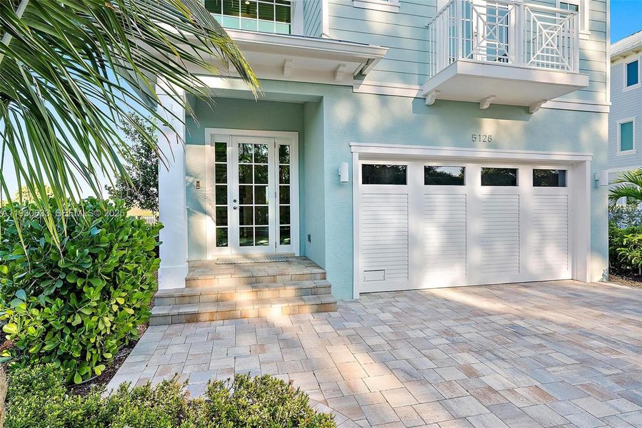 Exterior details and patio area of a home in , Fort Pierce (Image 20).