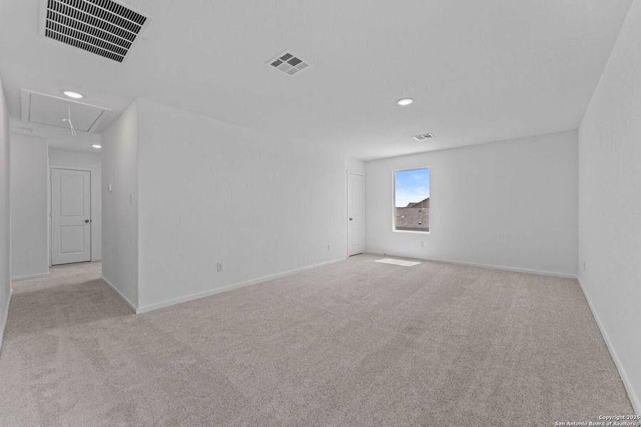 Spacious, unfurnished interior of a new home in Lodi Grove, Floresville (Image 16).