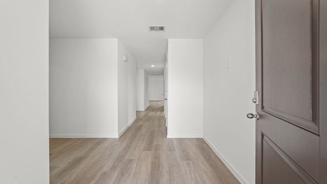 Spacious, unfurnished interior of a new home in Sunterra, Katy (Image 10).