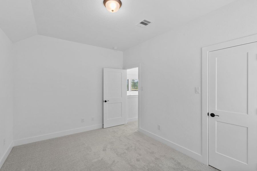 Spacious, unfurnished interior of a new home in Evergreen, Conroe (Image 12).