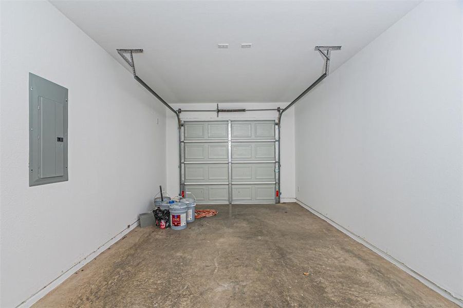 Spacious, unfurnished interior of a new home in , Mabank (Image 15).