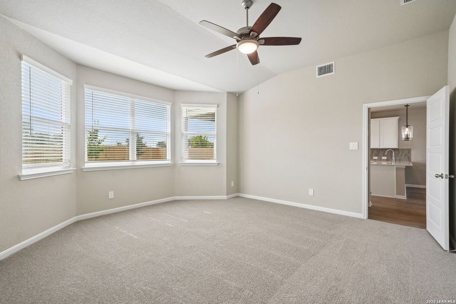 Spacious, unfurnished interior of a new home in Thomas Pond, San Antonio (Image 33).