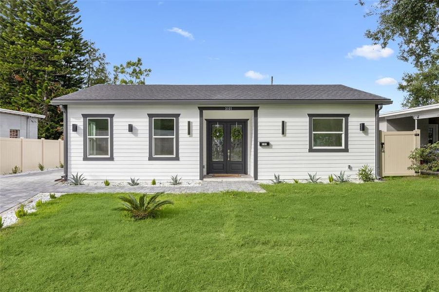 Exterior details and patio area of a home in , Orlando (Image 3).
