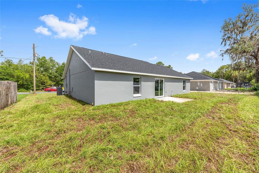 Exterior details and patio area of a home in , Dunnellon (Image 21).