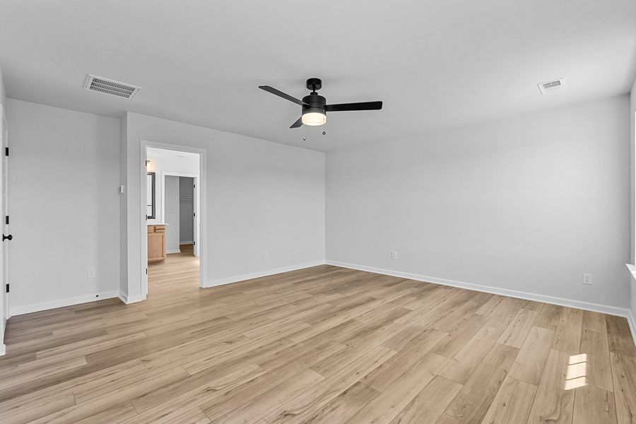 Spacious, unfurnished interior of a new home in Fieldstone, Lexington (Image 39).