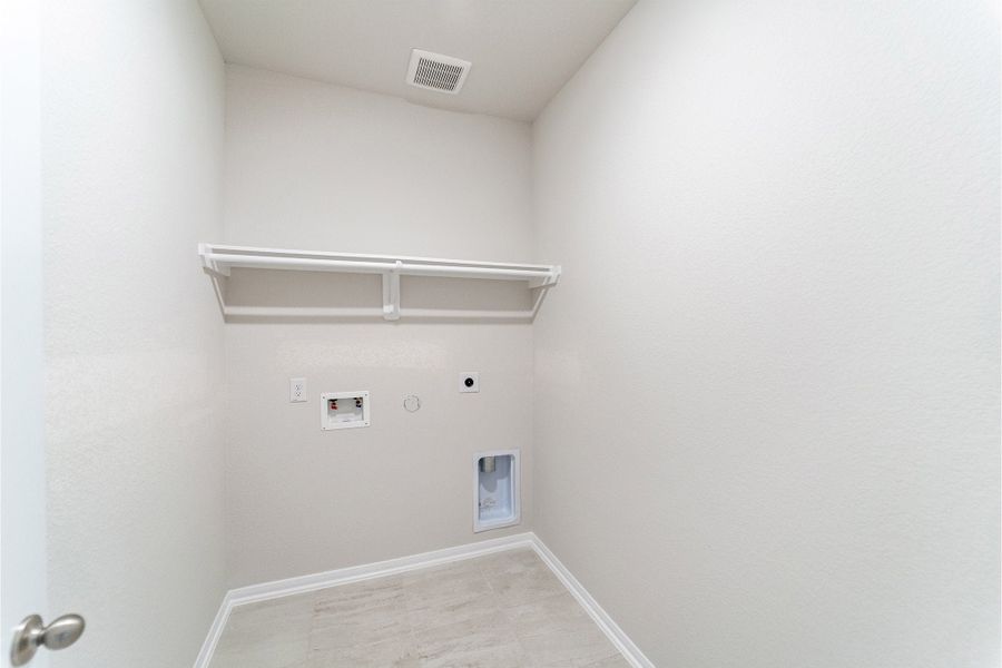 Spacious, unfurnished interior of a new home in Creekhaven, Iowa Colony (Image 15).