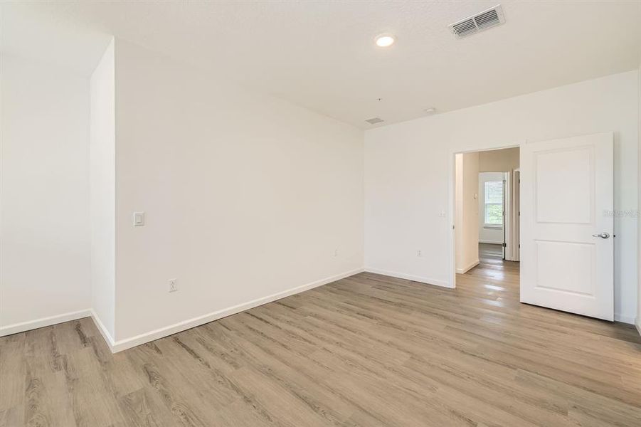 Spacious, unfurnished interior of a new home in , Orlando (Image 21).