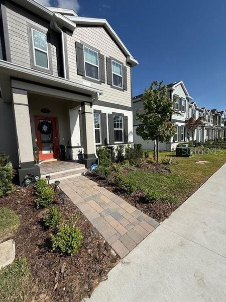 Exterior details and patio area of a home in , Winter Garden (Image 4).