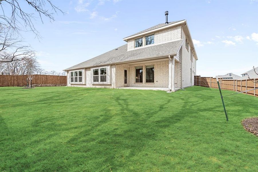 Exterior details and patio area of a home in Rockwood, Mansfield (Image 3).