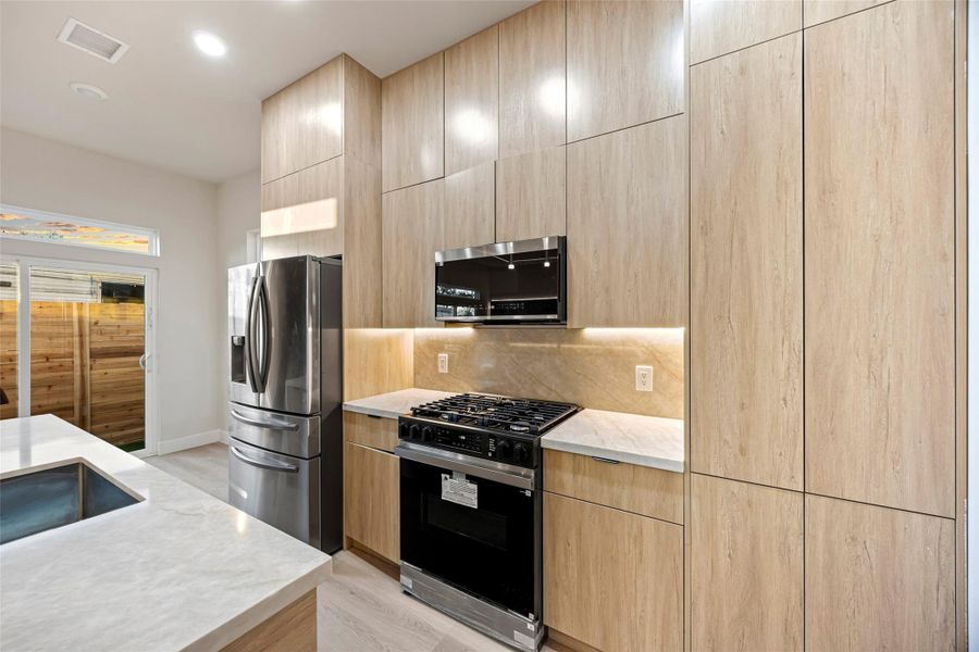 Soft-close cabinetry — one of 50+ finishes you selec Soft-close cabinetry — one of 50+ finishes you selec