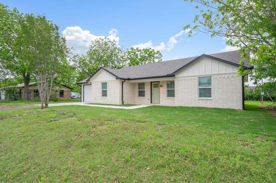 Exterior details and patio area of a home in , Wills Point (Image 4).