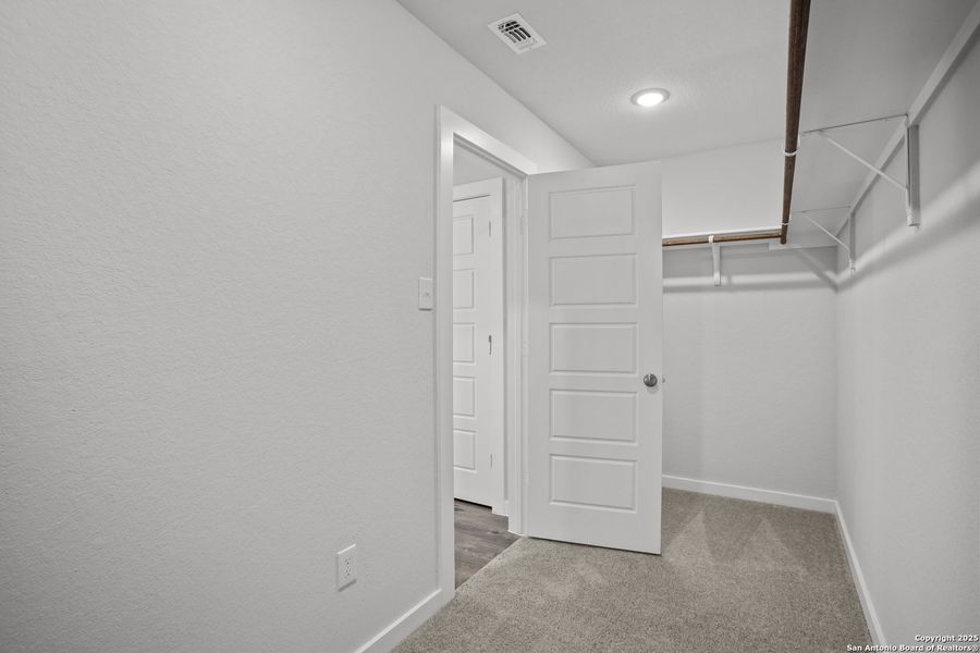 Spacious, unfurnished interior of a new home in Rosemont Hill, San Antonio (Image 11).