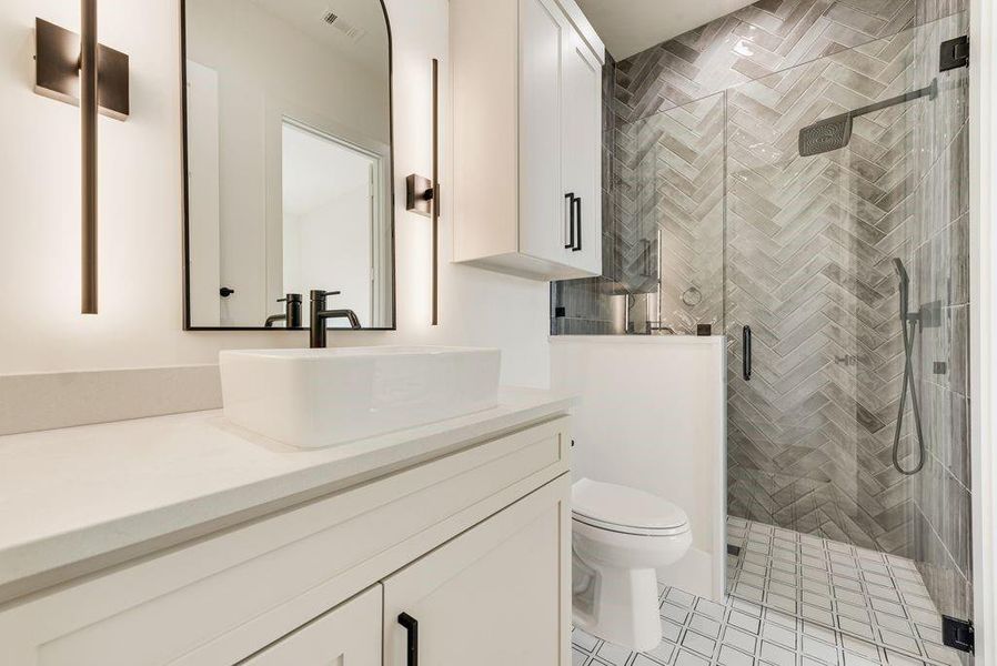 Full ensuite bedroom for bed 4 that also serves as the hall bath