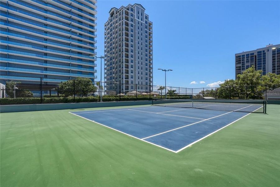 Condo located in Tampa, FL showcasing its design and architecture (Image 29).