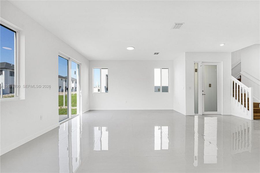 Spacious, unfurnished interior of a new home in , Miami (Image 117).