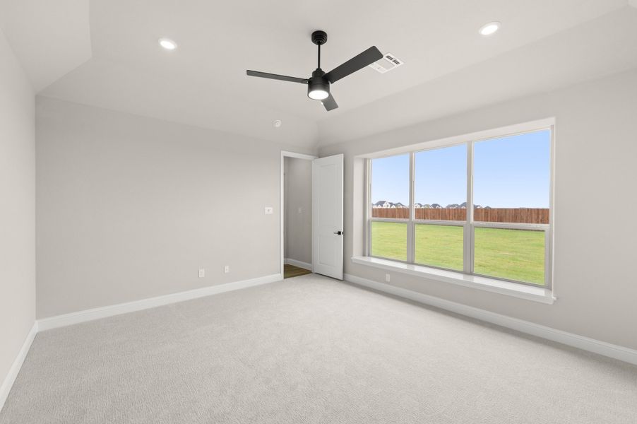 Spacious, unfurnished interior of a new home in Myrtle Creek, Waxahachie (Image 17).