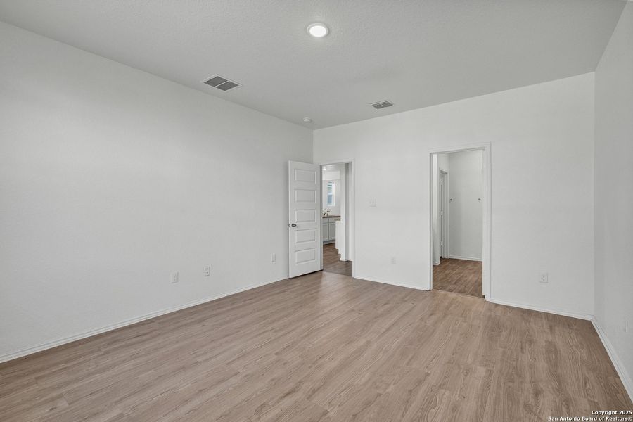Spacious, unfurnished interior of a new home in Blue Ridge Ranch, San Antonio (Image 22).