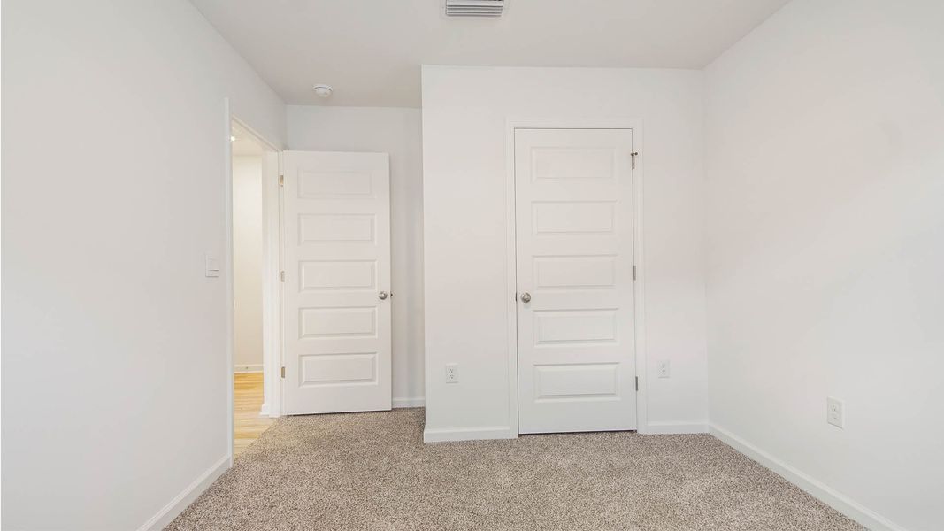 Spacious, unfurnished interior of a new home in Sunny Hills, Chipley (Image 32).