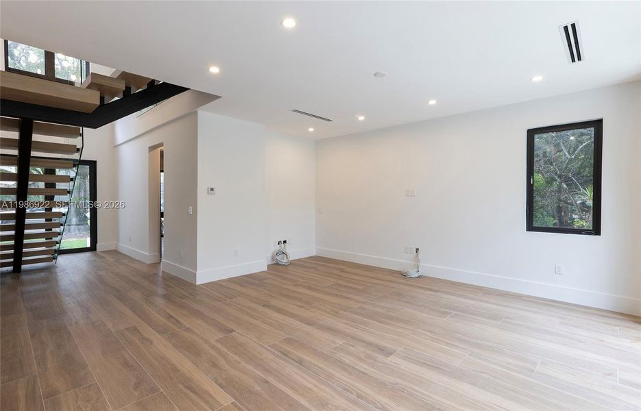 Spacious, unfurnished interior of a new home in , Coral Gables (Image 22).