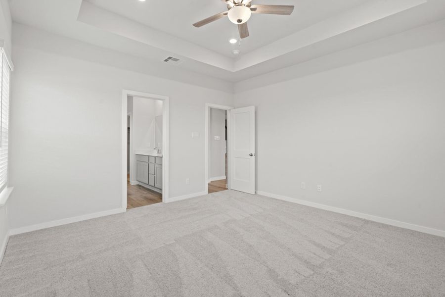 Spacious, unfurnished interior of a new home in Sunterra Lakes, Brookshire (Image 16).