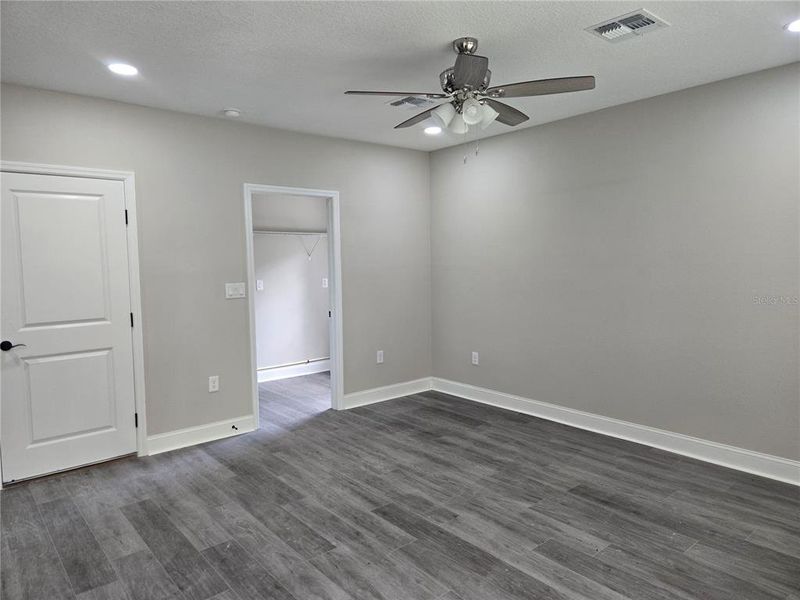 Spacious, unfurnished interior of a new home in , Tampa (Image 13).