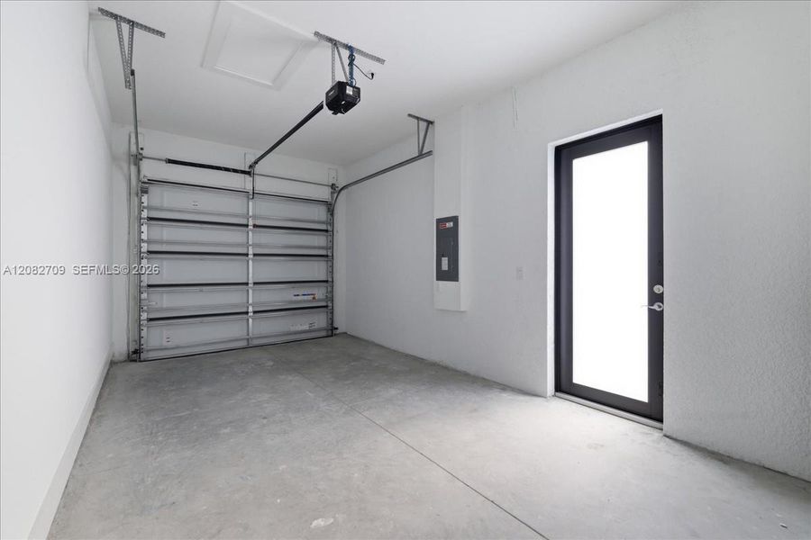 Spacious, unfurnished interior of a new home in , Lehigh Acres (Image 33).