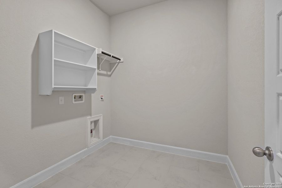 Spacious, unfurnished interior of a new home in Homestead, Schertz (Image 32).