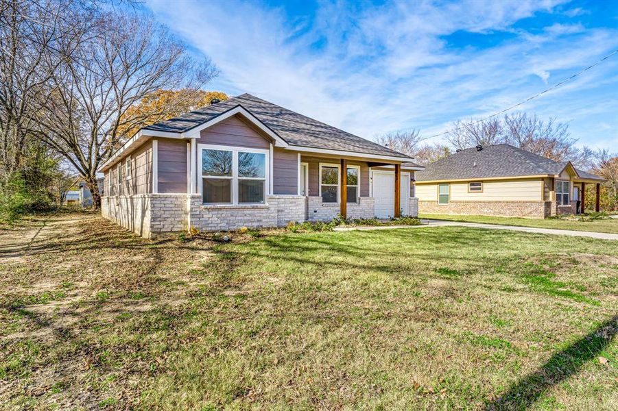 Exterior details and patio area of a home in , West Tawakoni (Image 3).