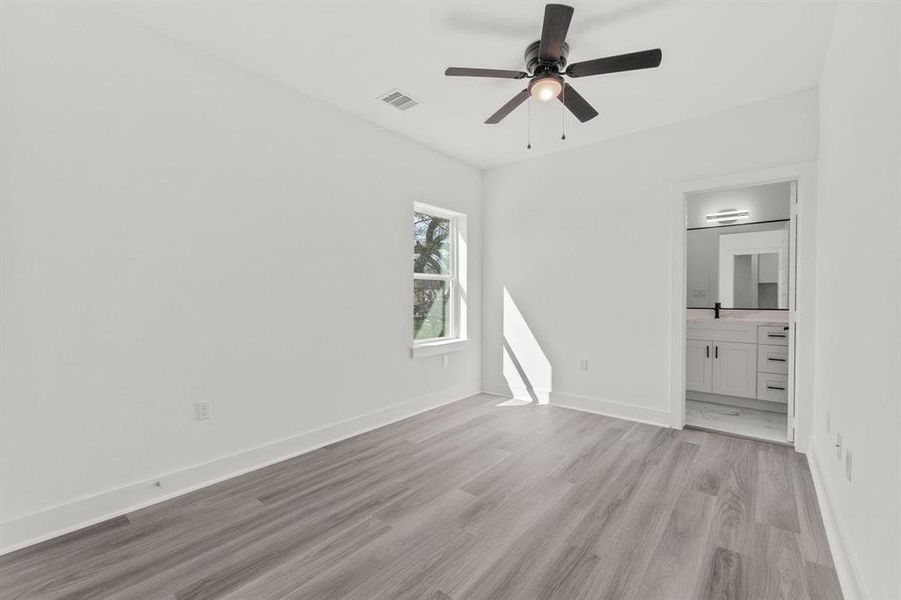 View of the secondary bedroom from the doorway.