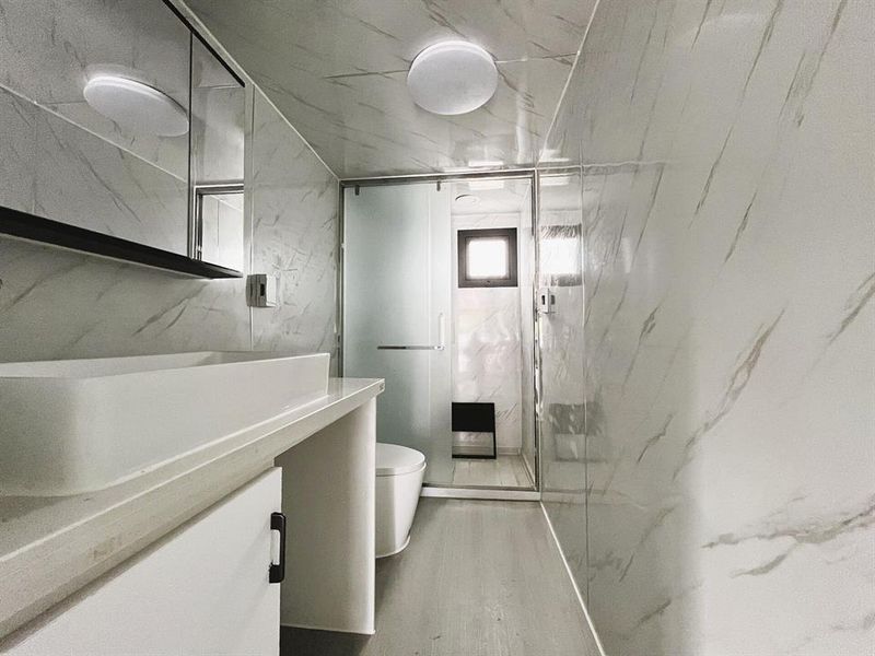 Furnished interior view inside a new home in , Mexia (Image 5).