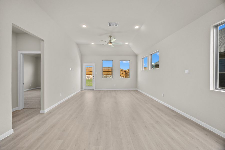 Spacious, unfurnished interior of a new home in Trinity Ranch, Elgin (Image 18).