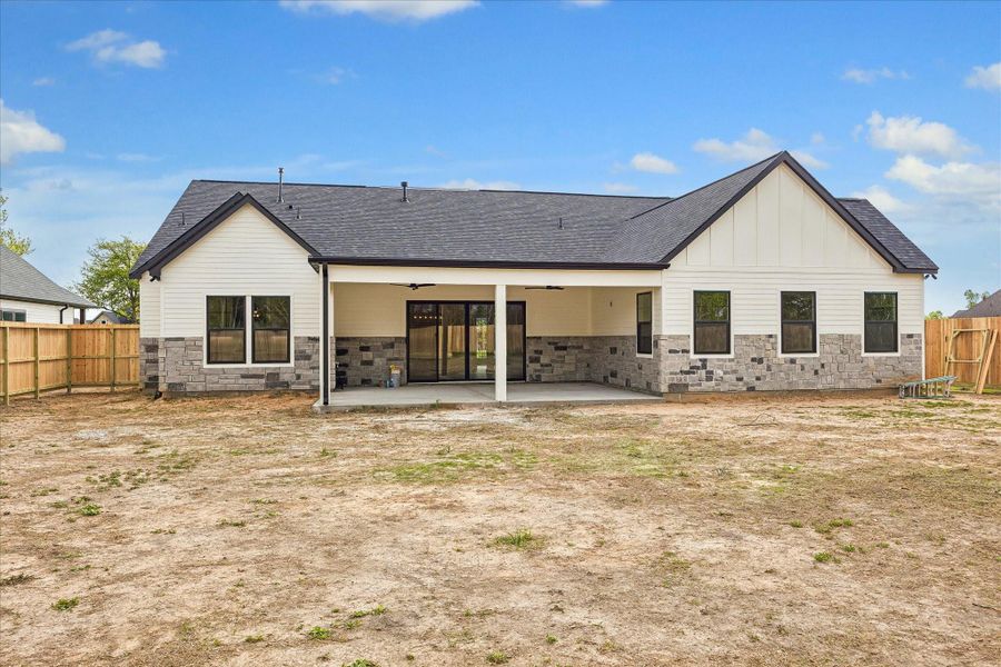 Exterior details and patio area of a home in , Santa Fe (Image 4).
