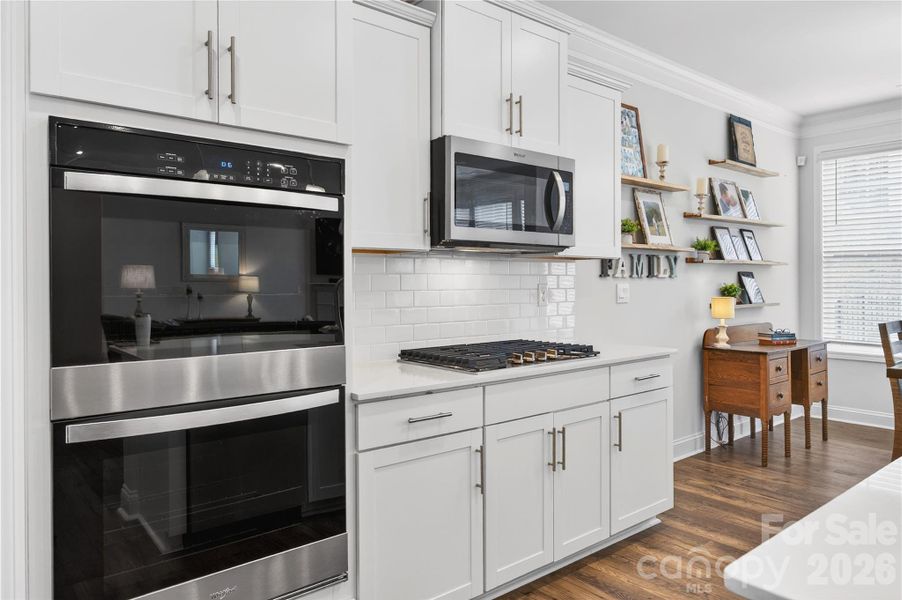 Double ovens and gas cooktop. Prepare the feast!