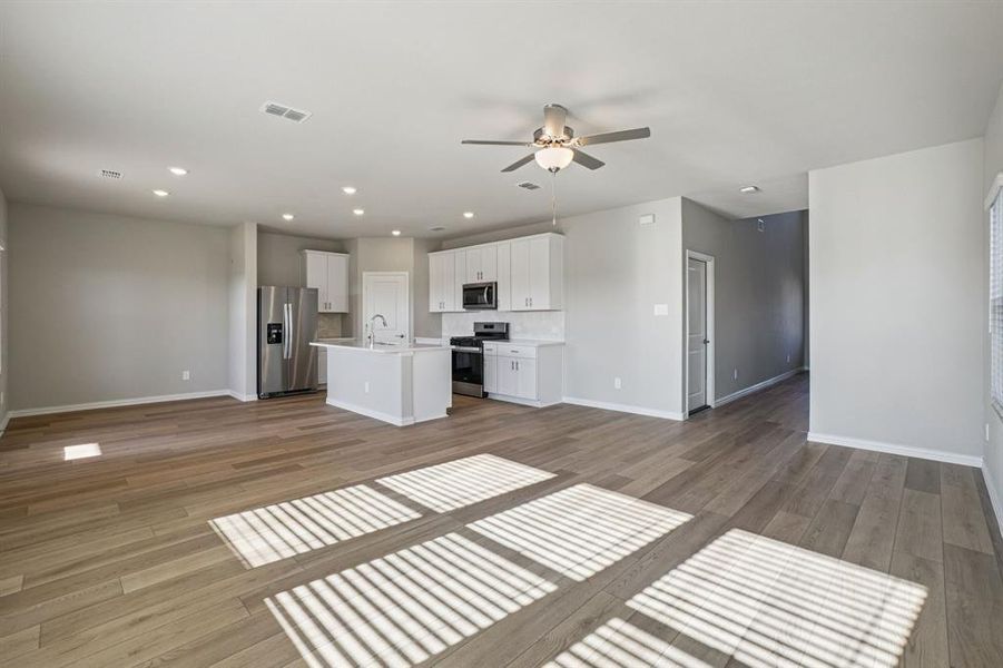 Spacious, unfurnished interior of a new home in Eastridge - Spring Series, McKinney (Image 26).