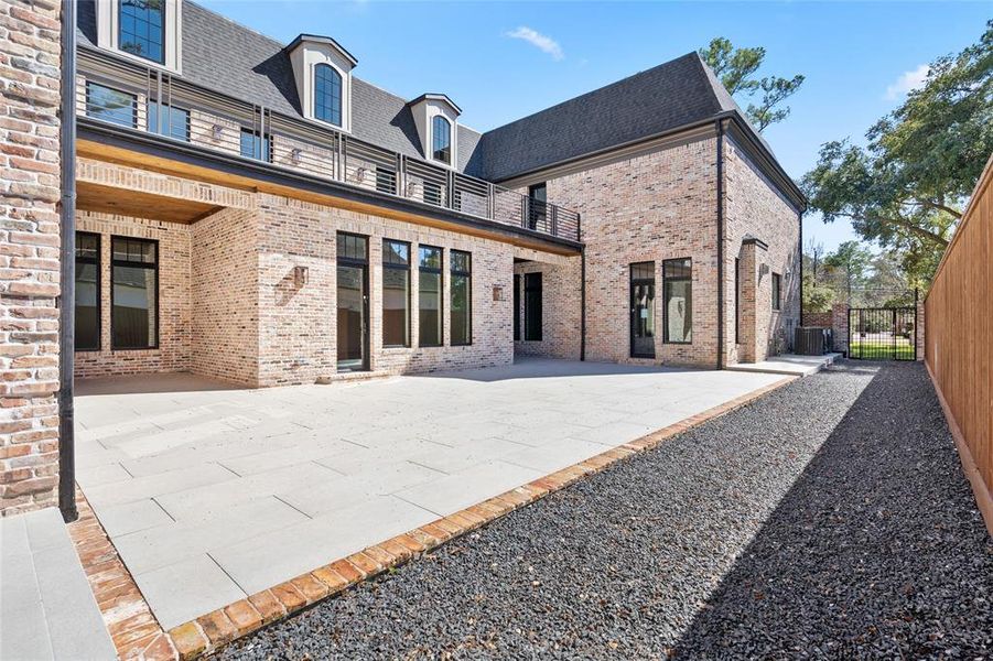 This North facing courtyard just off the formal dining provides excellent outdoor dining and entertaining options.